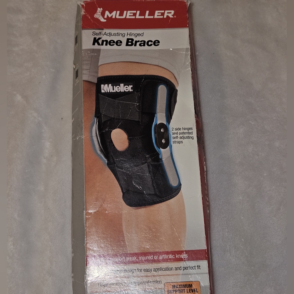 Mueller self adjusting Black Knee Brace with Blue Accents
